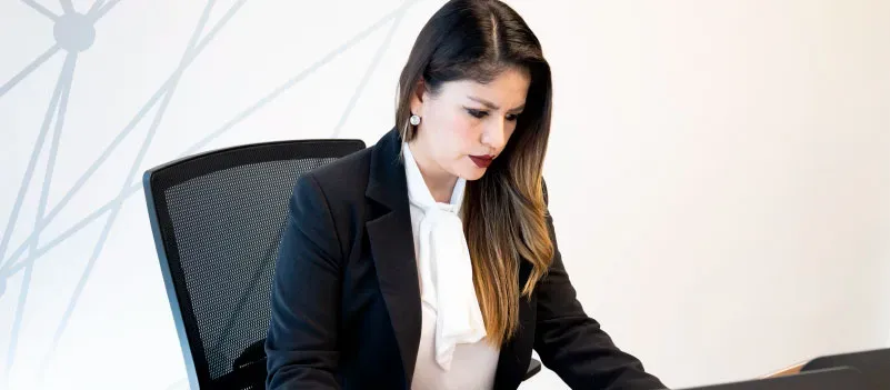 Imagen de una mujer liderando la transformación