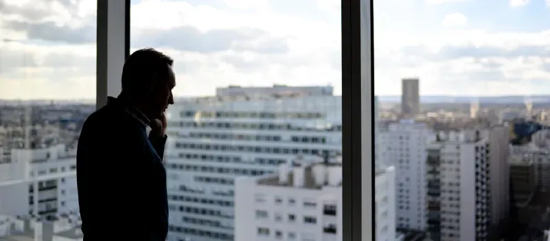 Una imagen de un CEO solitario