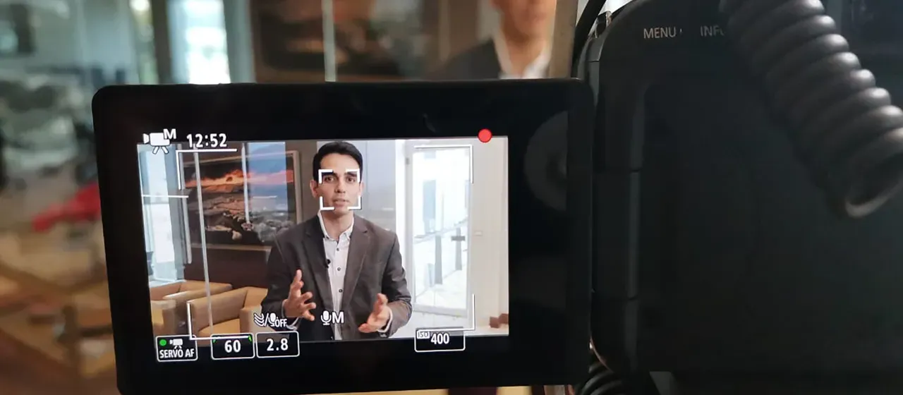 Una imagen de una camara enfocando a una persona